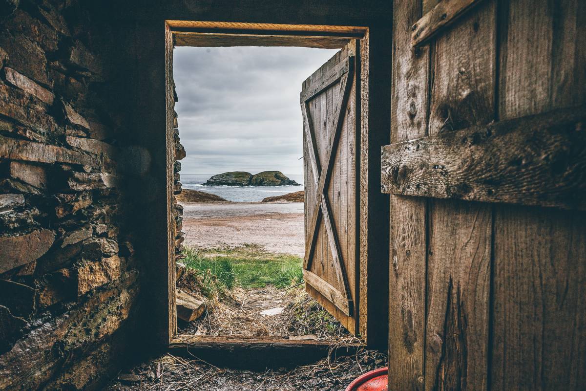 Een houten deur die open staat