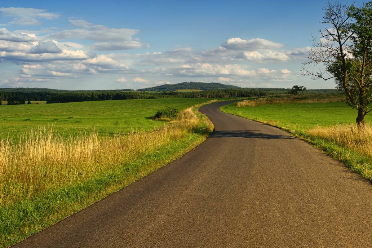 Een weg met blauwe lucht